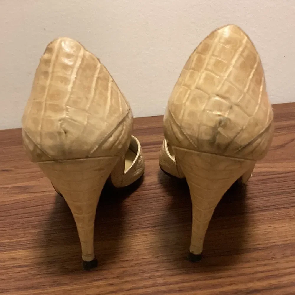 Susan Bennis Warren Edwards Handmade D’Orsay Pumps in Beige Embossed Leather.